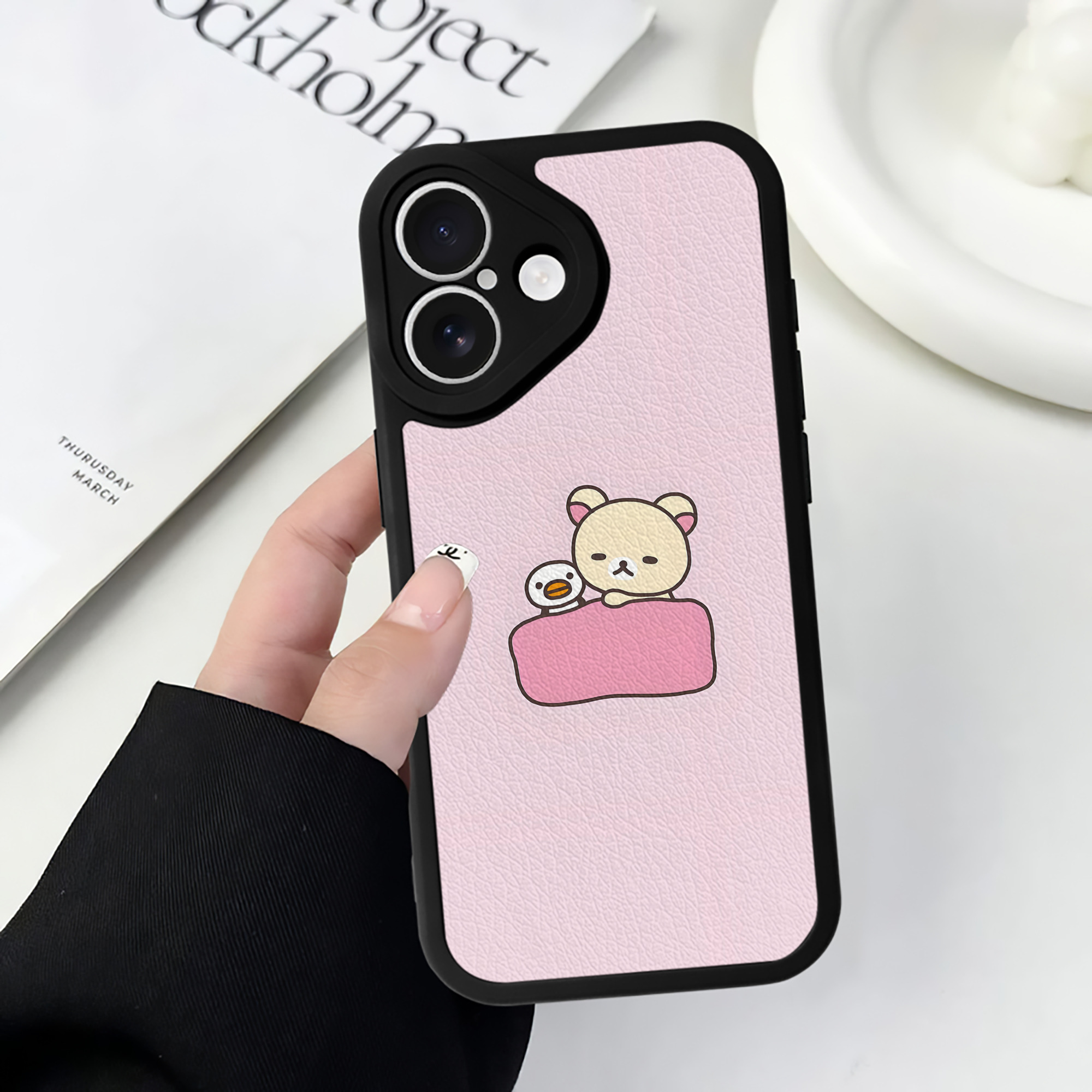 （画像用） リラックマ リラックマ キイロイトリ Rilakkuma Korilakkuma Kiiroitori 【iPhone 16シリーズ対応】シリコンスマホケース（レザー調） 材質：シリコン